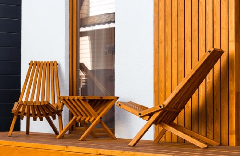 drewniane meble ogrodowe w aranżacji ogrodowej